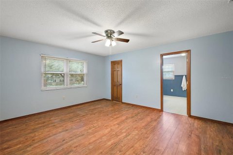 House in Sorrento, Florida 4 bedrooms, 291.34 sq.m. № 1663349 - photo 27