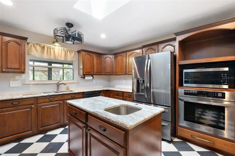 House in Sorrento, Florida 4 bedrooms, 291.34 sq.m. № 1663349 - photo 12