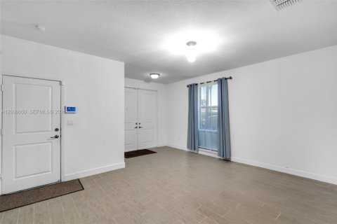 Casa en alquiler en Tamarac, Florida, 4 dormitorios, 226.68 m2 № 2253052 - foto 5