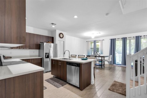 Casa en alquiler en Tamarac, Florida, 4 dormitorios, 226.68 m2 № 2253052 - foto 8