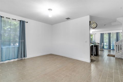 Casa en alquiler en Tamarac, Florida, 4 dormitorios, 226.68 m2 № 2253052 - foto 6
