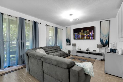 Casa en alquiler en Tamarac, Florida, 4 dormitorios, 226.68 m2 № 2253052 - foto 17