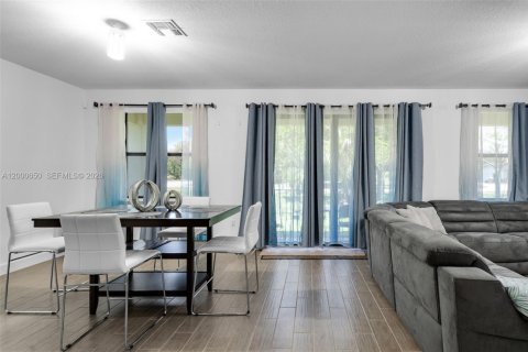 Casa en alquiler en Tamarac, Florida, 4 dormitorios, 226.68 m2 № 2253052 - foto 15