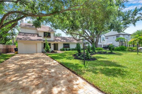 House in Tampa, Florida 4 bedrooms, 305.74 sq.m. № 1844885 - photo 11