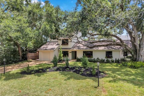House in Tampa, Florida 4 bedrooms, 305.74 sq.m. № 1844885 - photo 13