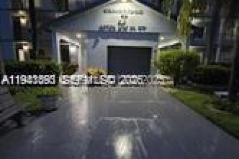 Кондоминиум с 2 спальнями в Пемброк-Пайнс, Флорида № 2001523