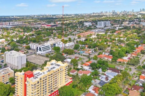 House in Miami, Florida 3 bedrooms, 170.85 sq.m. № 2010160 - photo 4