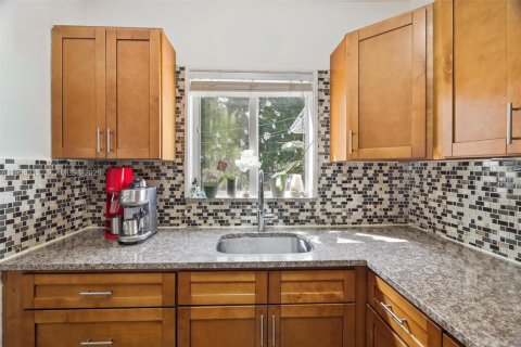 House in Miami, Florida 3 bedrooms, 170.85 sq.m. № 2010160 - photo 9