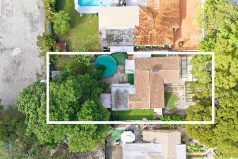 House in Miami, Florida 3 bedrooms, 170.85 sq.m. № 2010160 - photo 23