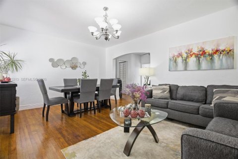 House in Miami, Florida 3 bedrooms, 170.85 sq.m. № 2010160 - photo 30