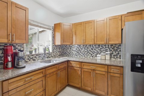 House in Miami, Florida 3 bedrooms, 170.85 sq.m. № 2010160 - photo 8