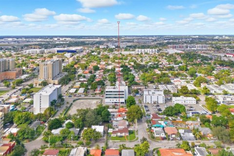 House in Miami, Florida 3 bedrooms, 170.85 sq.m. № 2010160 - photo 3