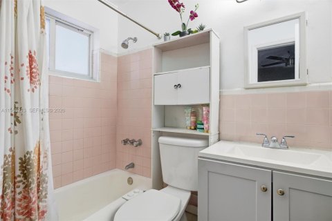 House in Miami, Florida 3 bedrooms, 170.85 sq.m. № 2010160 - photo 13