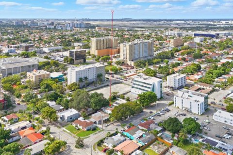 House in Miami, Florida 3 bedrooms, 170.85 sq.m. № 2010160