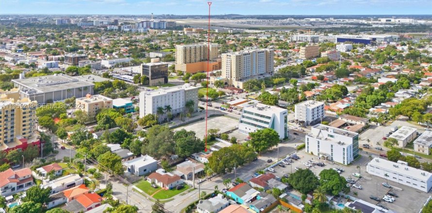 House in Miami, Florida 3 bedrooms, 170.85 sq.m. № 2010160