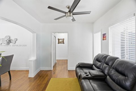 House in Miami, Florida 3 bedrooms, 170.85 sq.m. № 2010160 - photo 10