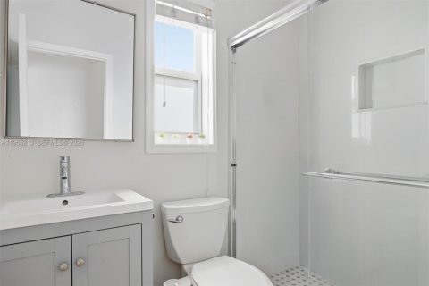 House in Miami, Florida 3 bedrooms, 170.85 sq.m. № 2010160 - photo 17