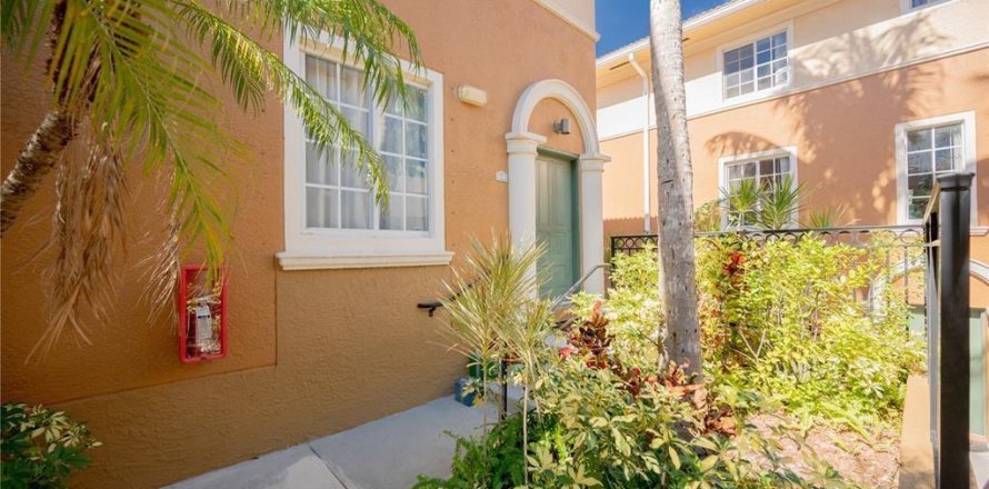 Townhouse in Miami, Florida 3 bedrooms, 134.71 sq.m. № 2245489