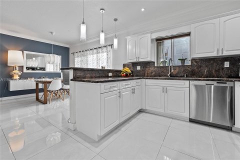 Touwnhouse à vendre à Cutler Bay, Floride: 3 chambres, 120.31 m2 № 2169924 - photo 11