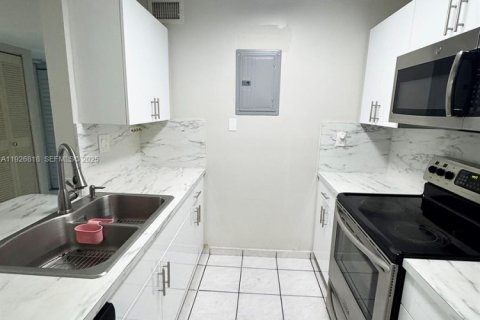 Снять в аренду кондоминиум в Майами, Флорида 2 спальни, 91.14м2, № 1987892 - фото 2