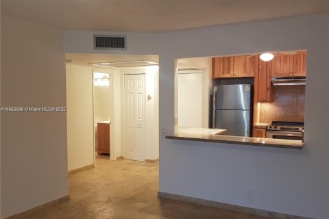 Condo in Pompano Beach, Florida, 1 bedroom  № 1972382 - photo 3