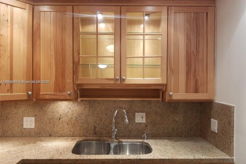 Condo in Pompano Beach, Florida, 1 bedroom  № 1972382 - photo 1