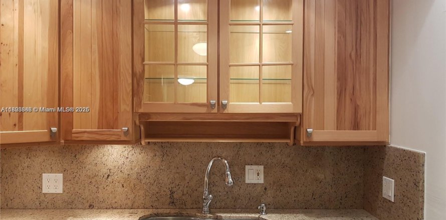 Condo in Pompano Beach, Florida, 1 bedroom  № 1972382