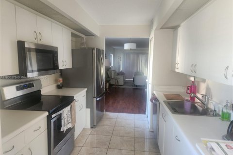 Купить кондоминиум в Пемброк-Пайнс, Флорида 2 спальни, 120.77м2, № 1959368 - фото 6