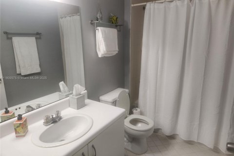 Купить кондоминиум в Пемброк-Пайнс, Флорида 2 спальни, 120.77м2, № 1959368 - фото 8