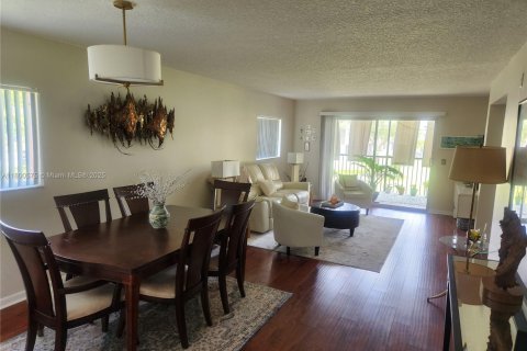 Купить кондоминиум в Пемброк-Пайнс, Флорида 2 спальни, 120.77м2, № 1959368 - фото 2