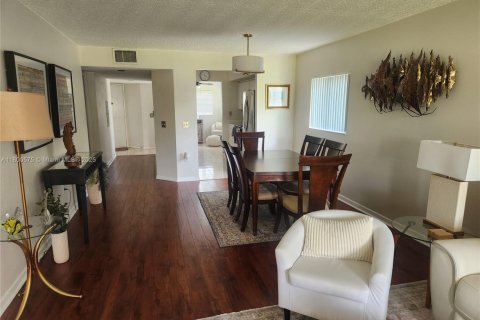 Купить кондоминиум в Пемброк-Пайнс, Флорида 2 спальни, 120.77м2, № 1959368 - фото 4