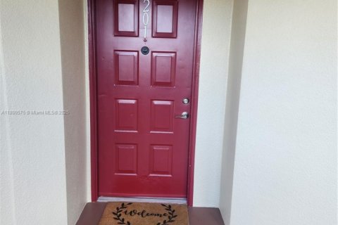 Купить кондоминиум в Пемброк-Пайнс, Флорида 2 спальни, 120.77м2, № 1959368 - фото 1