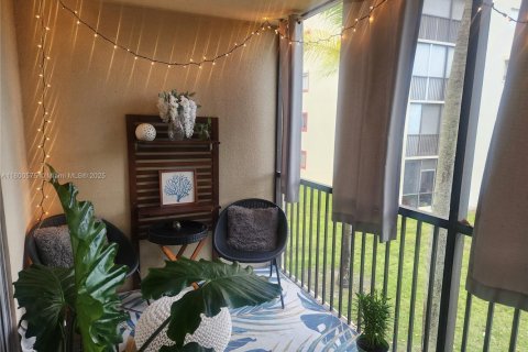 Купить кондоминиум в Пемброк-Пайнс, Флорида 2 спальни, 120.77м2, № 1959368 - фото 11