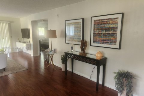 Купить кондоминиум в Пемброк-Пайнс, Флорида 2 спальни, 120.77м2, № 1959368 - фото 3