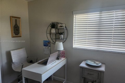 Купить кондоминиум в Пемброк-Пайнс, Флорида 2 спальни, 120.77м2, № 1959368 - фото 5