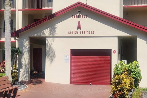 Купить кондоминиум в Пемброк-Пайнс, Флорида 2 спальни, 120.77м2, № 1959368 - фото 13