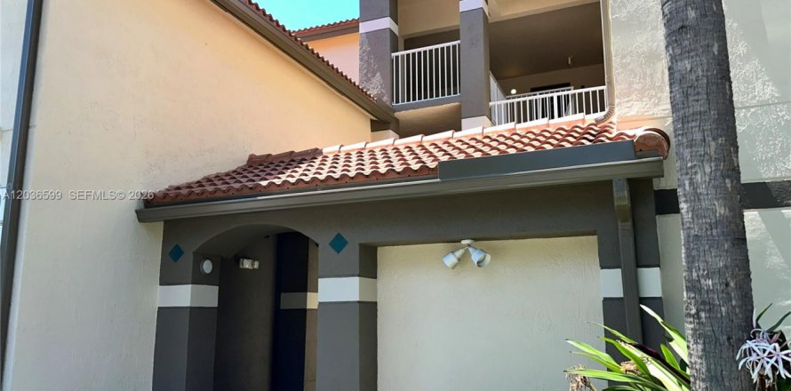 Кондоминиум с 2 спальнями в Холливуд, Флорида № 2084918