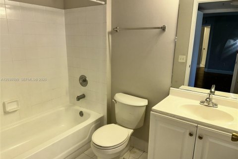 Снять в аренду кондоминиум в Холливуд, Флорида 2 спальни, 76.18м2, № 2084918 - фото 14