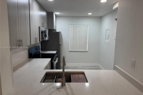 Copropriété à vendre à Lauderhill, Floride: 2 chambres, 117.06 m2 № 2008280 - photo 11