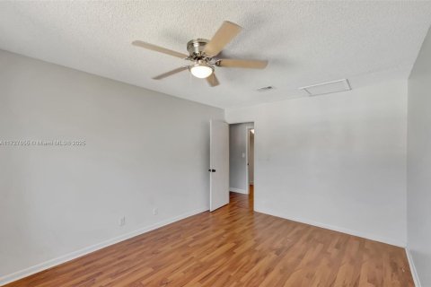 Adosado en venta en Miami, Florida, 4 dormitorios, 141.68 m2 № 1481037 - foto 14