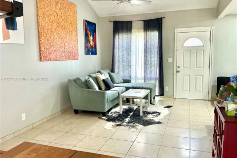 Adosado en venta en Miami, Florida, 4 dormitorios, 141.68 m2 № 1481037 - foto 1