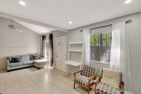 Adosado en venta en Miami, Florida, 4 dormitorios, 141.68 m2 № 1481037 - foto 3
