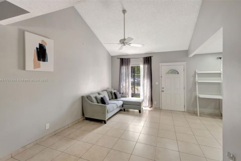 Adosado en venta en Miami, Florida, 4 dormitorios, 141.68 m2 № 1481037 - foto 4