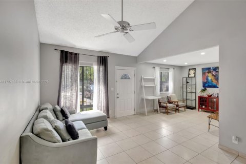 Adosado en venta en Miami, Florida, 4 dormitorios, 141.68 m2 № 1481037 - foto 2