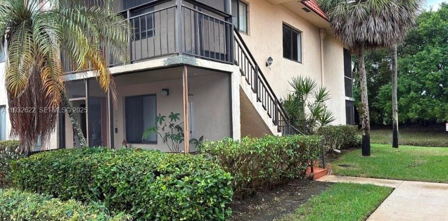 Кондоминиум с 2 спальнями в Уэстон, Флорида № 1991566