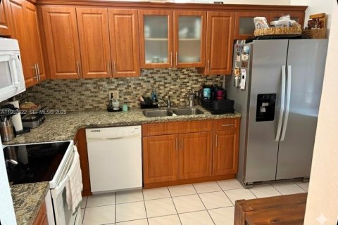 Снять в аренду кондоминиум в Уэстон, Флорида 2 спальни, 114.36м2, № 1991566 - фото 3