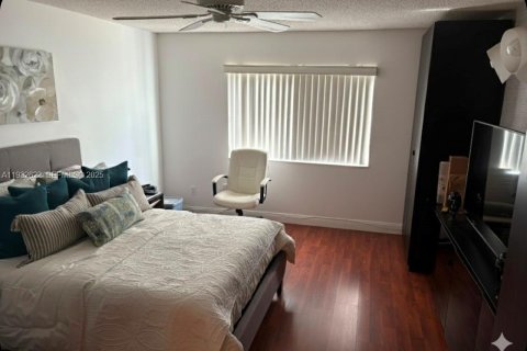 Снять в аренду кондоминиум в Уэстон, Флорида 2 спальни, 114.36м2, № 1991566 - фото 4