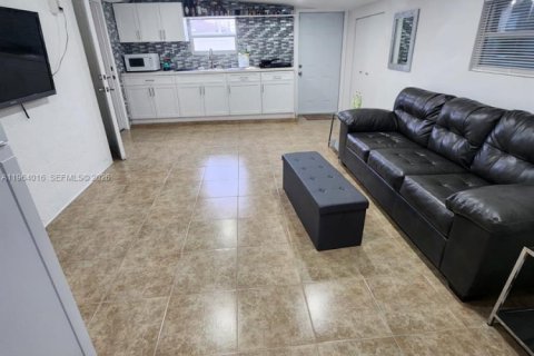 Casa en alquiler en Miami, Florida, 2 dormitorios № 2026979 - foto 2