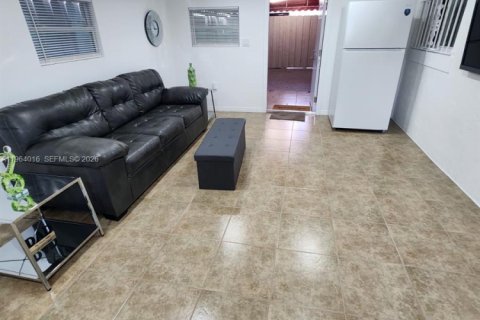 Casa en alquiler en Miami, Florida, 2 dormitorios № 2026979 - foto 3