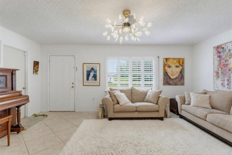 Villa ou maison à louer à Spring Hill, Floride: 3 chambres, 113.34 m2 № 2425638 - photo 4